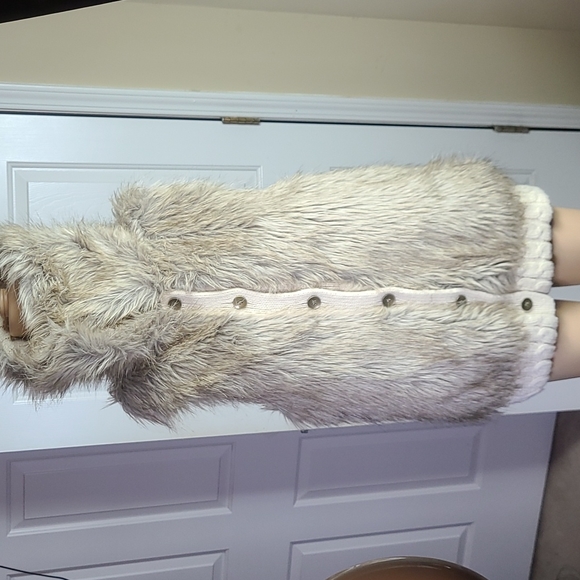 Ladies Sweater Vest - Picture 4 of 11